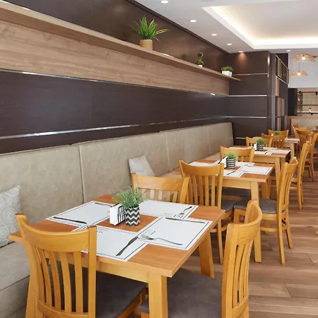 Marvel - Fully Renovated Free Access 4* 阳光海滩