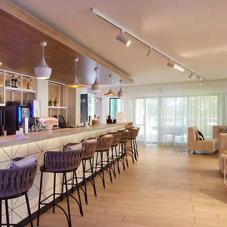 Marvel - Fully Renovated Free Access 4* 阳光海滩